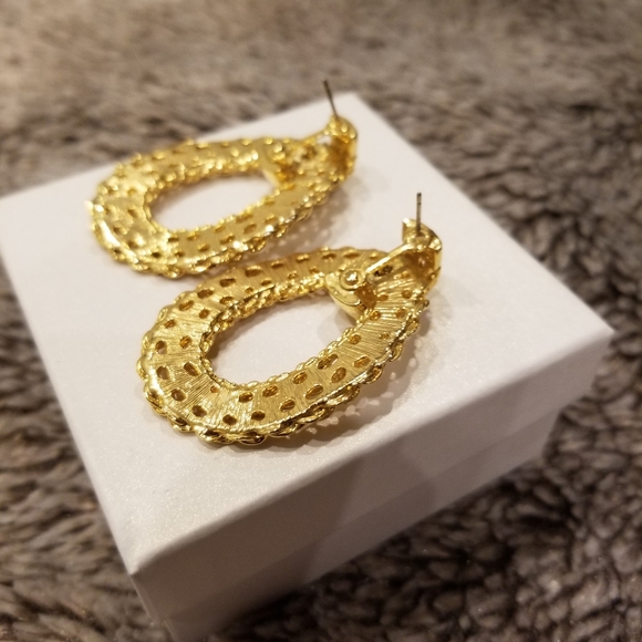 Gold Like Chain Neclace w/Matching Earrings - Picture 5 of 7